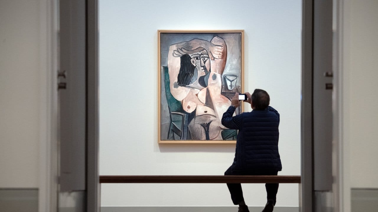 "Sitzender Akt mit über dem Kopf verschränkten Armen" in der Ausstellung "Picasso.