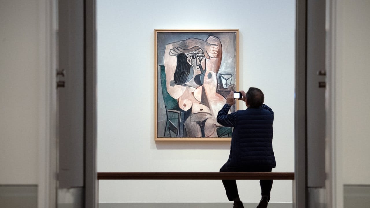 "Sitzender Akt mit über dem Kopf verschränkten Armen" in der Ausstellung "Picasso. "Sitzender Akt mit über dem Kopf verschränkten Armen" in der Ausstellung "Picasso.