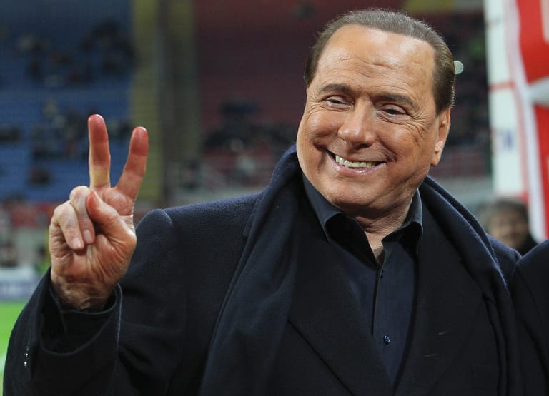 Silvio Berlusconi, 82, mehrfach italienischer Ministerpräsident, Medienunternehmer, Fußballvereinsbesitzer, verurteilter Steuerhinterzieher – bald wieder Abgeordneter? Ihm wurde von einem Gericht verboten, öffentliche Ämter wahrzunehmen, aber das Verbot wurde aufgehoben. Jetzt möchte er ins Europaparlament.