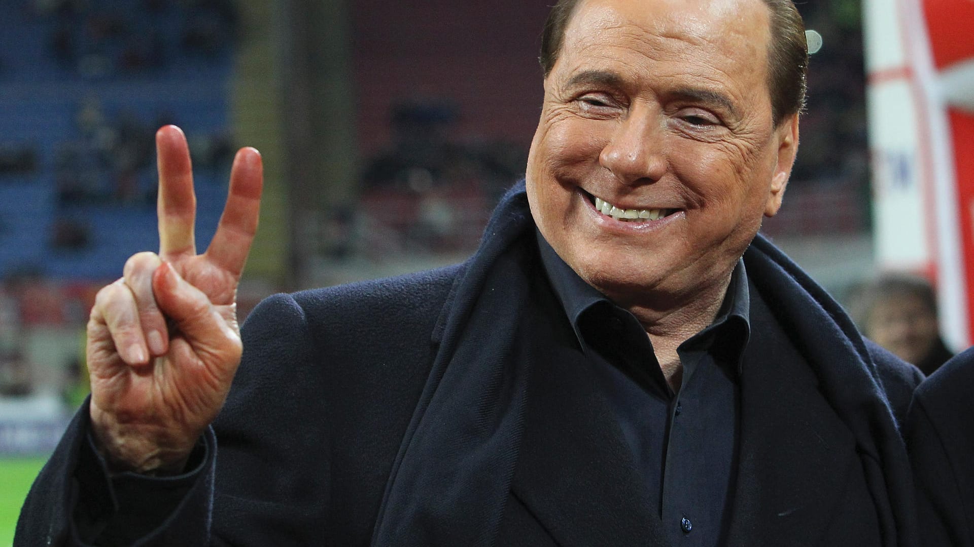 Silvio Berlusconi, 82, mehrfach italienischer Ministerpräsident, Medienunternehmer, Fußballvereinsbesitzer, verurteilter Steuerhinterzieher – bald wieder Abgeordneter? Ihm wurde von einem Gericht verboten, öffentliche Ämter wahrzunehmen, aber das Verbot wurde aufgehoben. Jetzt möchte er ins Europaparlament.