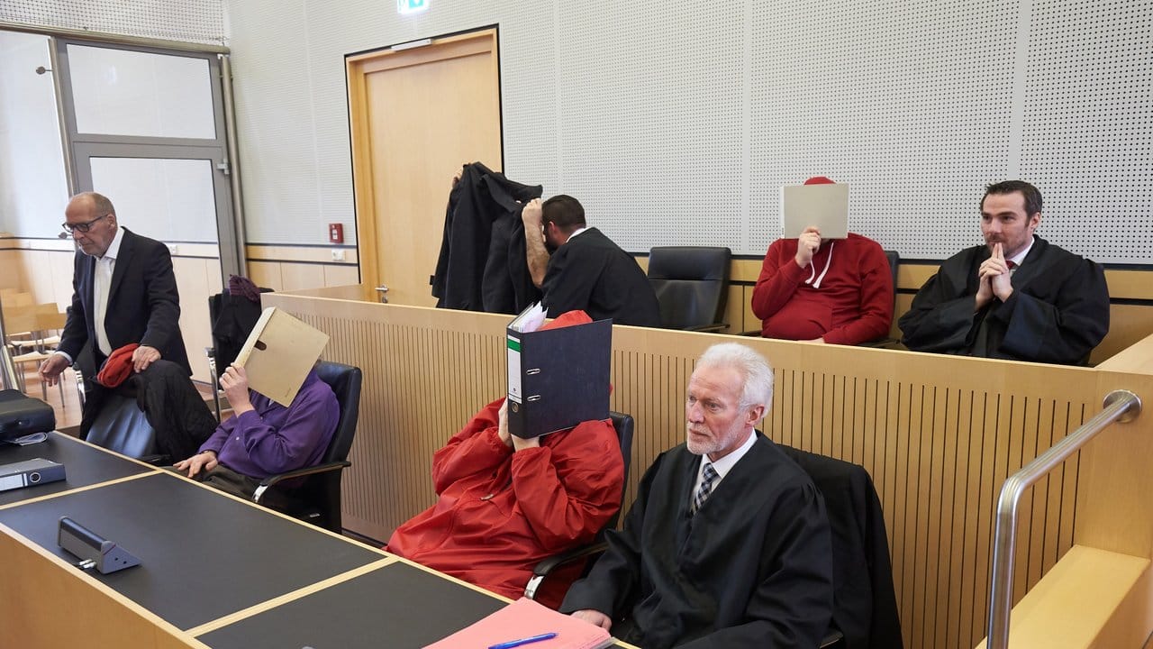 Im Landgericht Limburg verbergen die Angeklagten vor der Urteilsverkündung ihre Gesichter. Im Landgericht Limburg verbergen die Angeklagten vor der Urteilsverkündung ihre Gesichter.