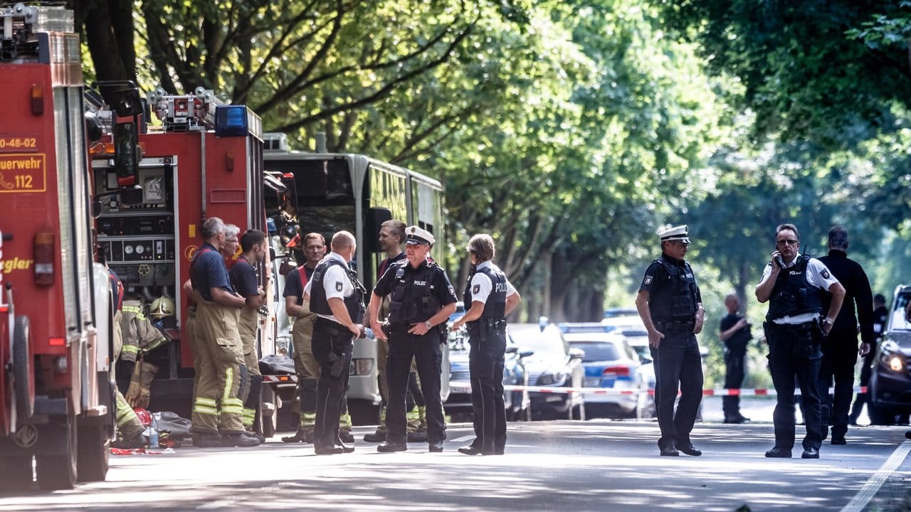Einsatzkräfte im Lübecker Stadtteil Kücknitz, wo ein Mann im Juli 2018 Fahrgäste eines Linienbusses mit dem Messer attackiert hatte.
