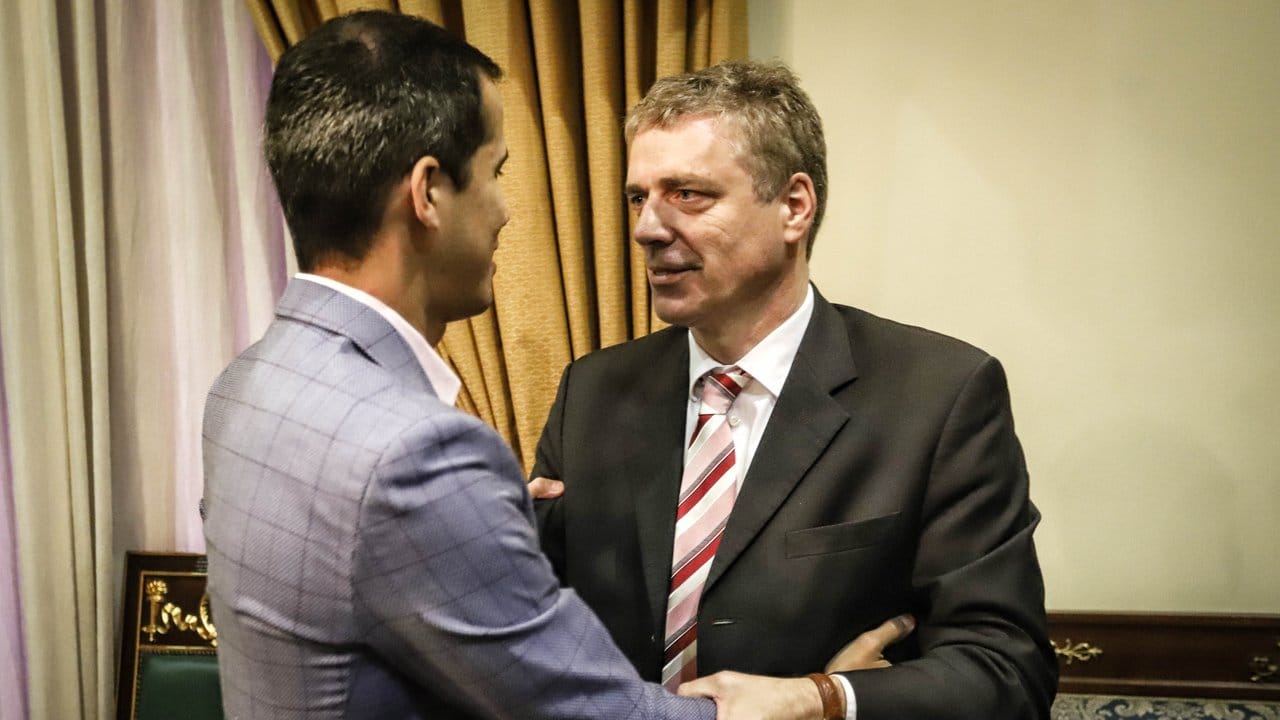 Nach seiner Ausweisung durch Staatschef Nicolás Maduro hat sich Botschafter Daniel Kriener noch einmal mit dem selbst ernannten Interimspräsidenten Juan Guaidó getroffen.