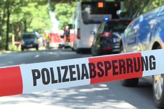 Ein Polizeiband sperrt die Straße hinter dem Linienbus, der am Rand abgestellt ist.