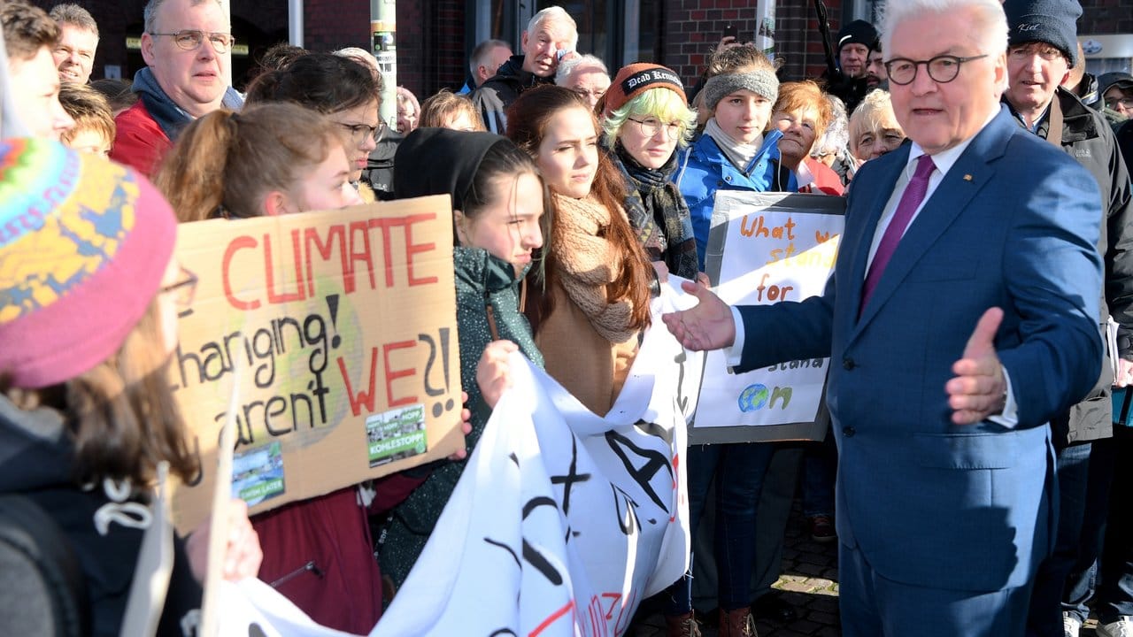Bundespräsident Steinmeier mit Schülern die in Neumünster gegen den Klimawandel demonstrieren.