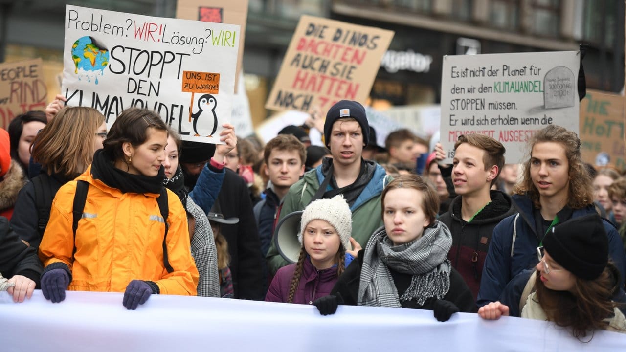 Klimaaktivistin Greta Thunberg (M) bei einem Klimastreik in Hamburg Anfang März.