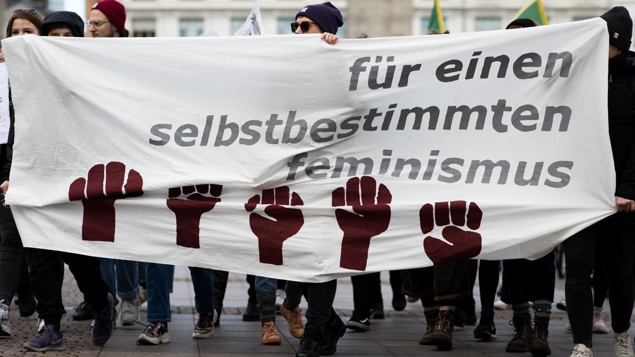 Demonstration zum Internationalen Frauentag auf dem Hamburger Rathausmarkt.