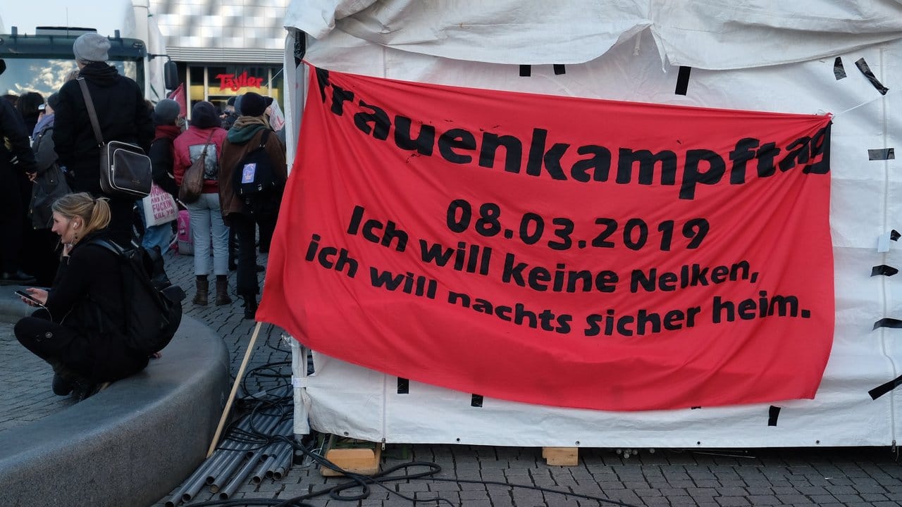 Transparent in Leipzig: "Ich will keine Nelken, ich will nachts sicher heim.