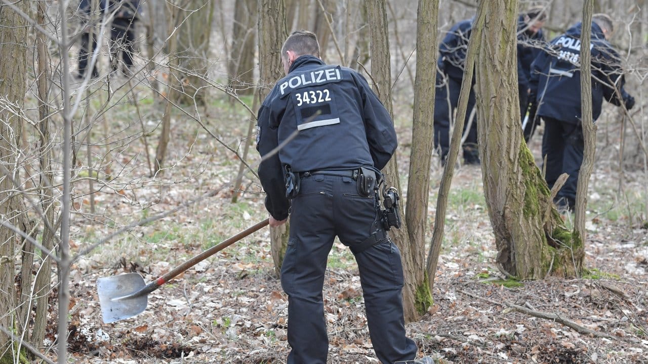 polizisten bei der Suche nach der vermissten Rebecca in einem Waldstück bei Storkow (Oder-Spree).