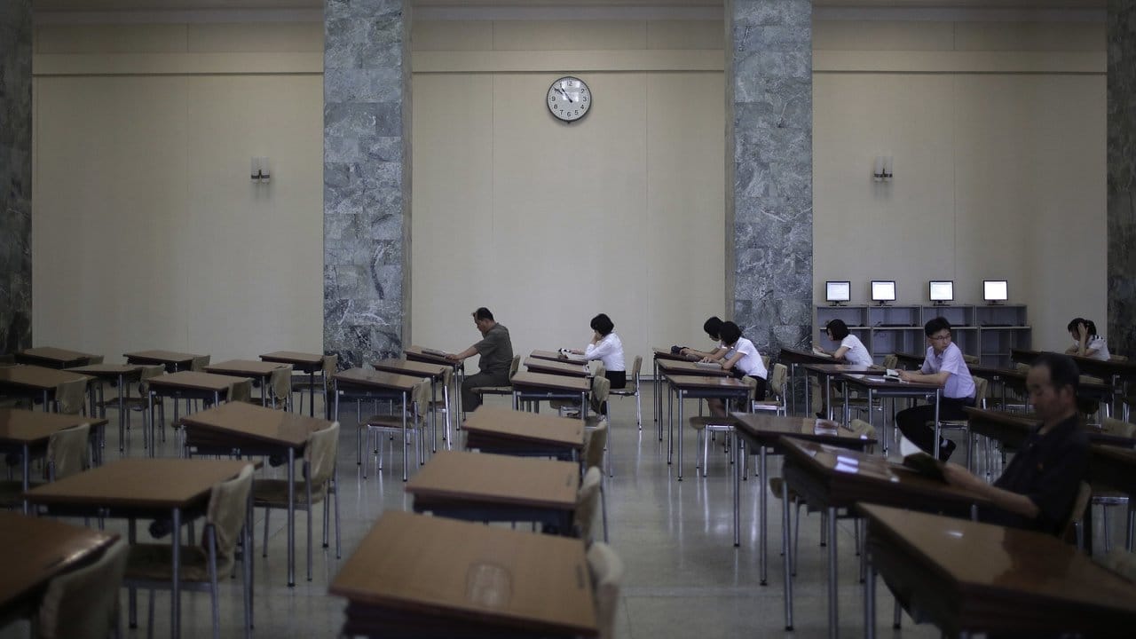 Lernen in Pjöngjang: Menschen in der Großen Studienhalle des Volkes.