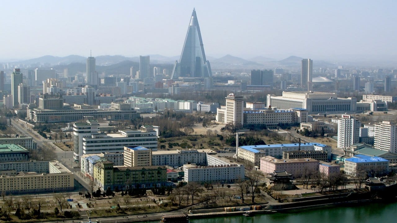 Pjöngjang mit dem Turm des 105 Stockwerke hohen Ryugyong-Hotels: In Nordkoreas Hauptstadt erscheint das kommunistische Zeitalter wie in Beton gegossen.