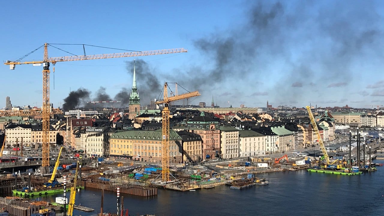 Schwarze Rauchfahnen steigen nach der Explosion eines Busses in den Himmel über Stockholm.