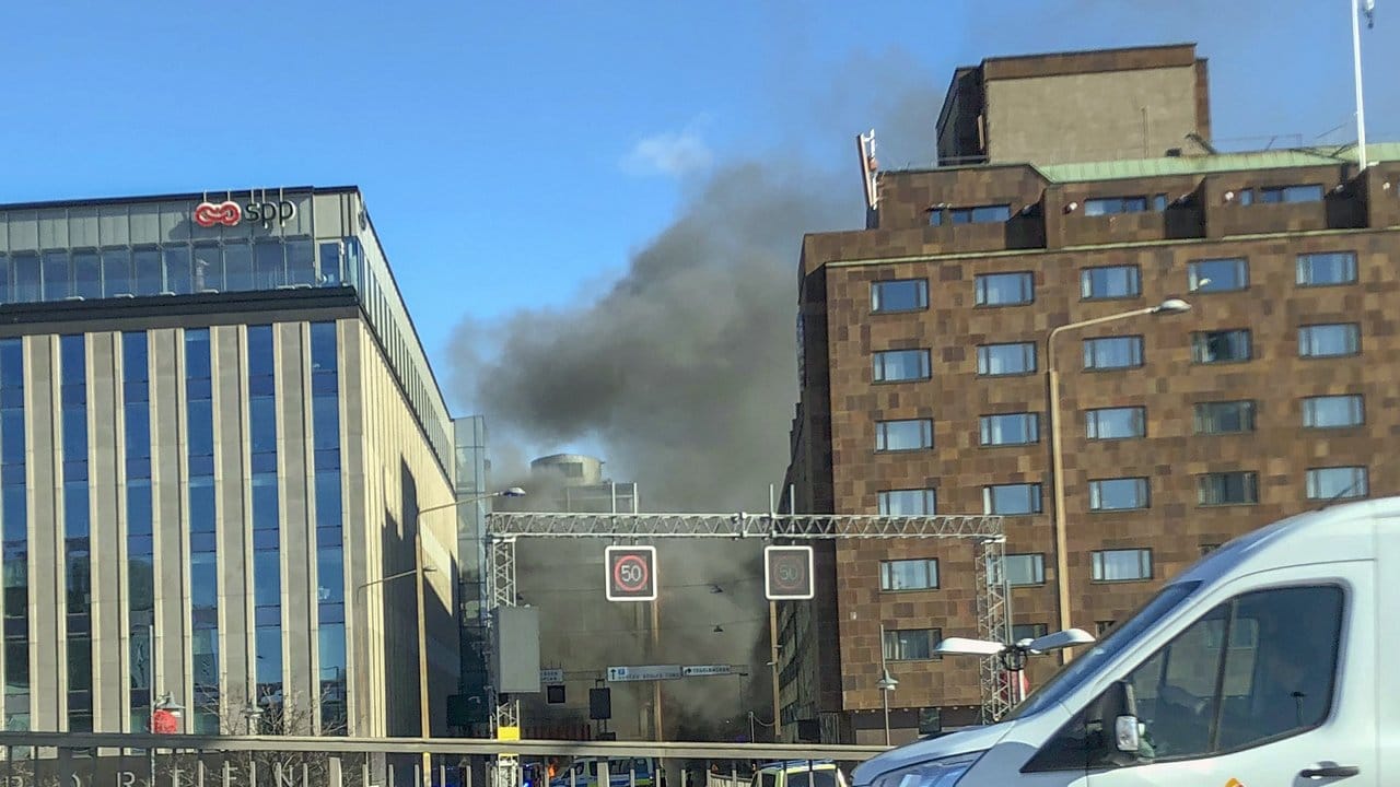 Der Bus ging nach der Explosion im Stockholmer Stadtzentrum in Flammen auf.