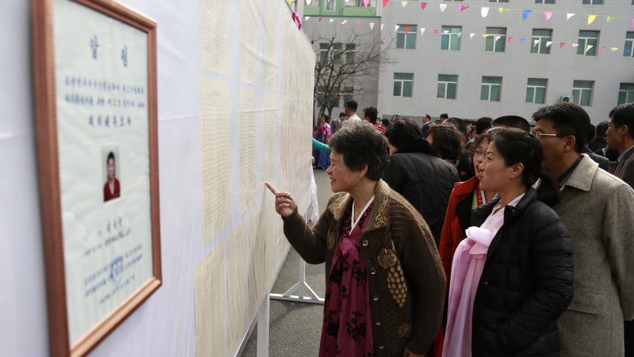 Blick auf die Wählerliste: Nordkoreaner vor der Stimmabgabe.