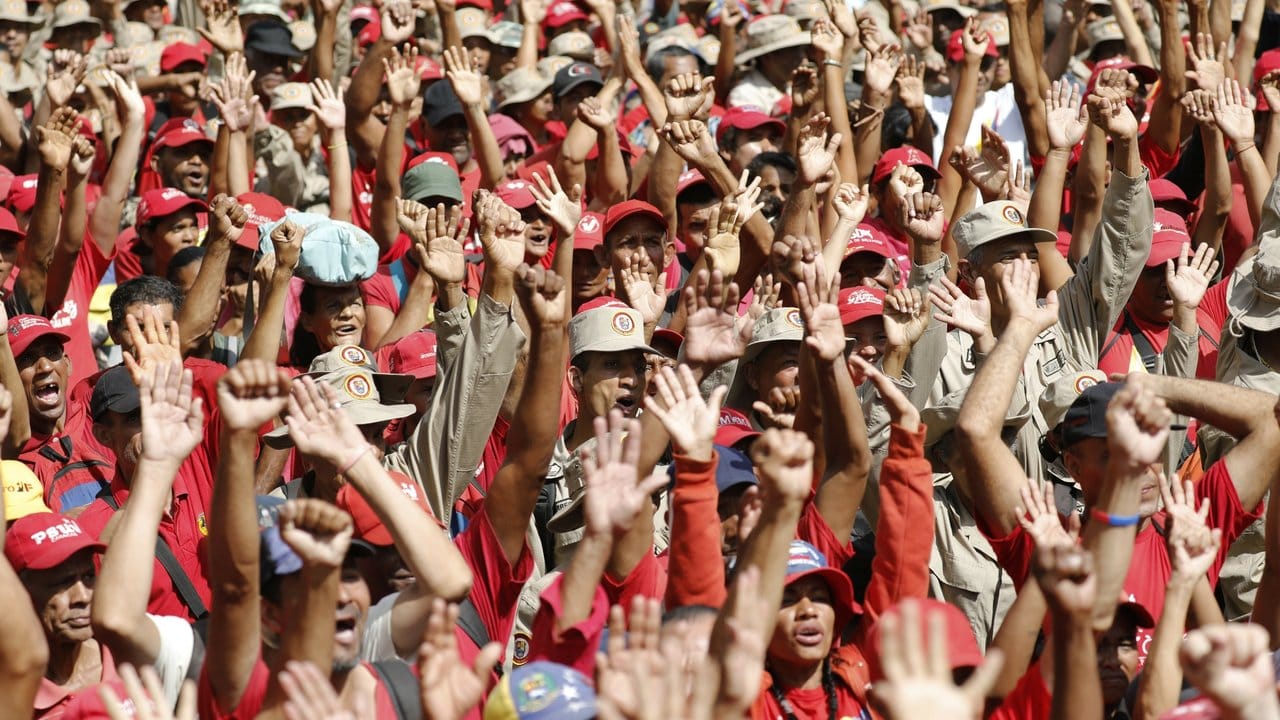 Auch er kann Zehntausende mobilisieren: Unterstützer von Venezuelas Präsident Maduro bei einer Kundgebung.