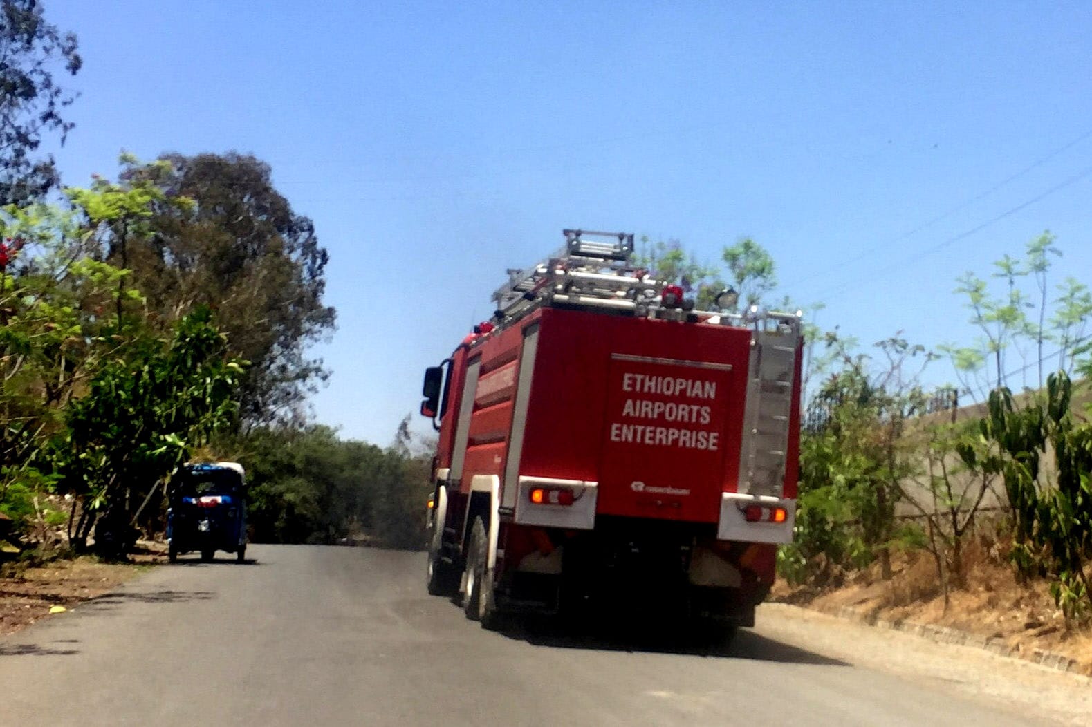 Absturz kurz nach dem Start: Ein Fahrzeug der Flughafenfeuerwehr von Addis Abeba eilt zum Ort des Unglücks.