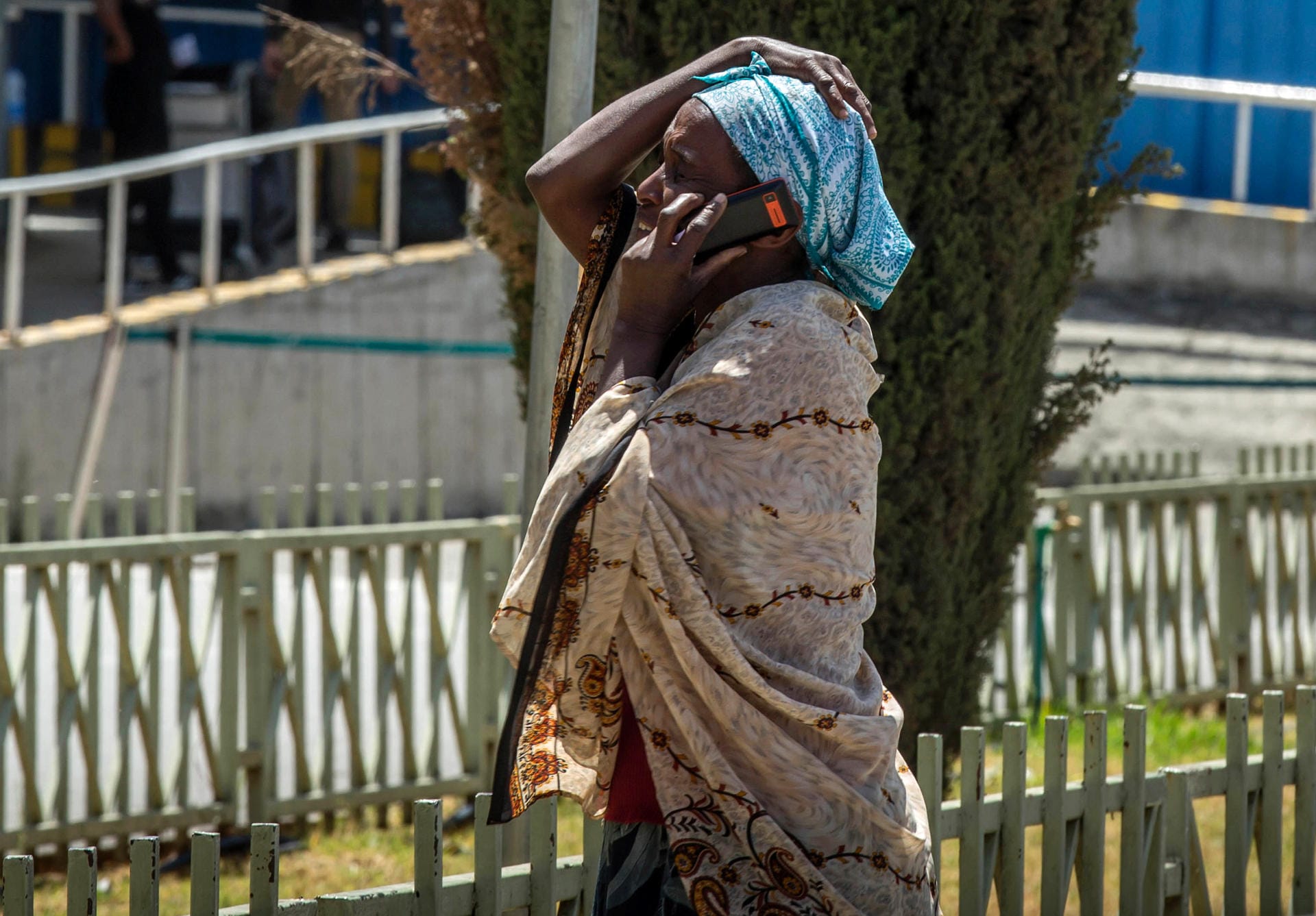 Schock für die Angehörigen: Auf dem Flughafen in Addis Abeba telefoniert ene Familienangehörige und fässt sich dabei an den Kopf.