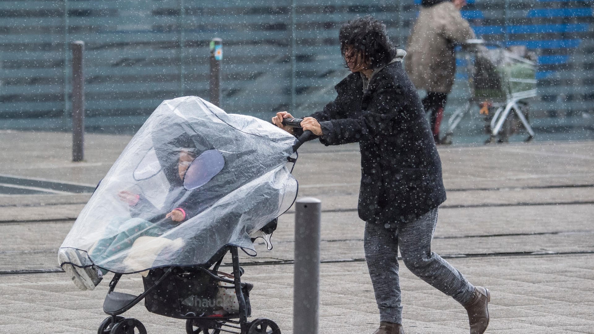 Eine Frau in Frankfurt/Main: In ganz Deutschland war das Wetter am Wochenende ungemütlich. Stellenweise erreichte der Sturm Orkanstärke.