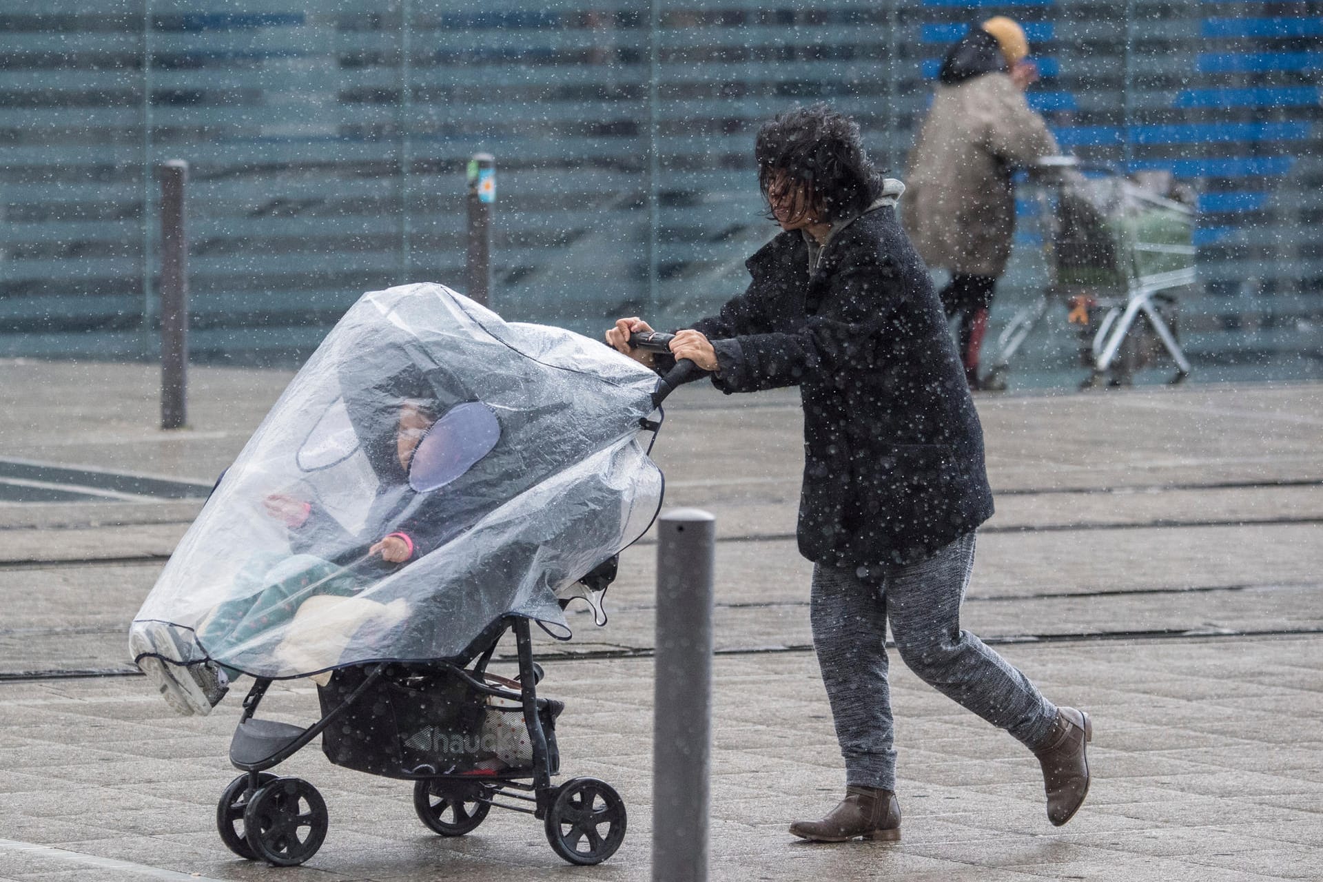 Eine Frau in Frankfurt/Main: In ganz Deutschland war das Wetter am Wochenende ungemütlich. Stellenweise erreichte der Sturm Orkanstärke.