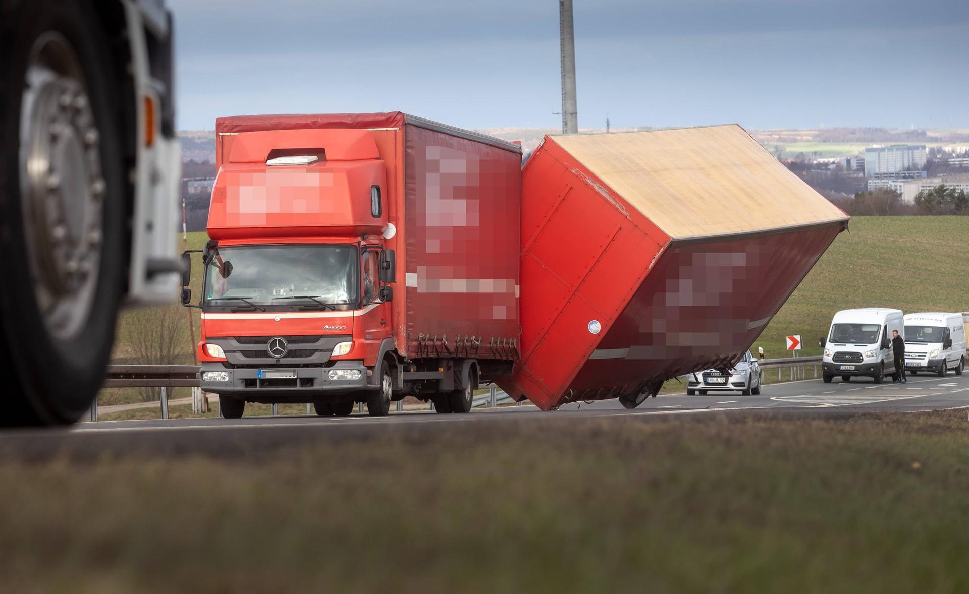 Verkehrsunfall in Chemnitz: Durch starken Wind wurde ein Lkw-Anhänger umgeweht.