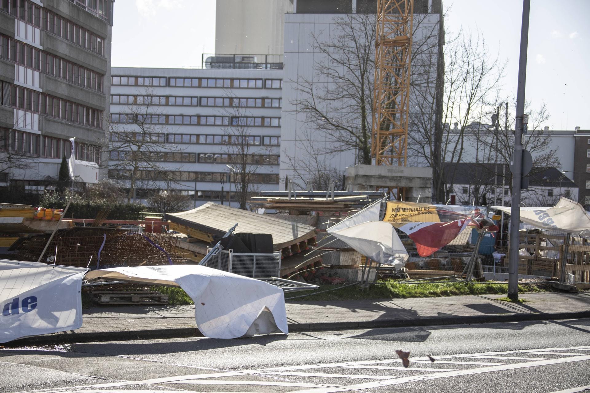 Sturmschäden in Köln: Windböen haben einen Bauzaun umgerissen.