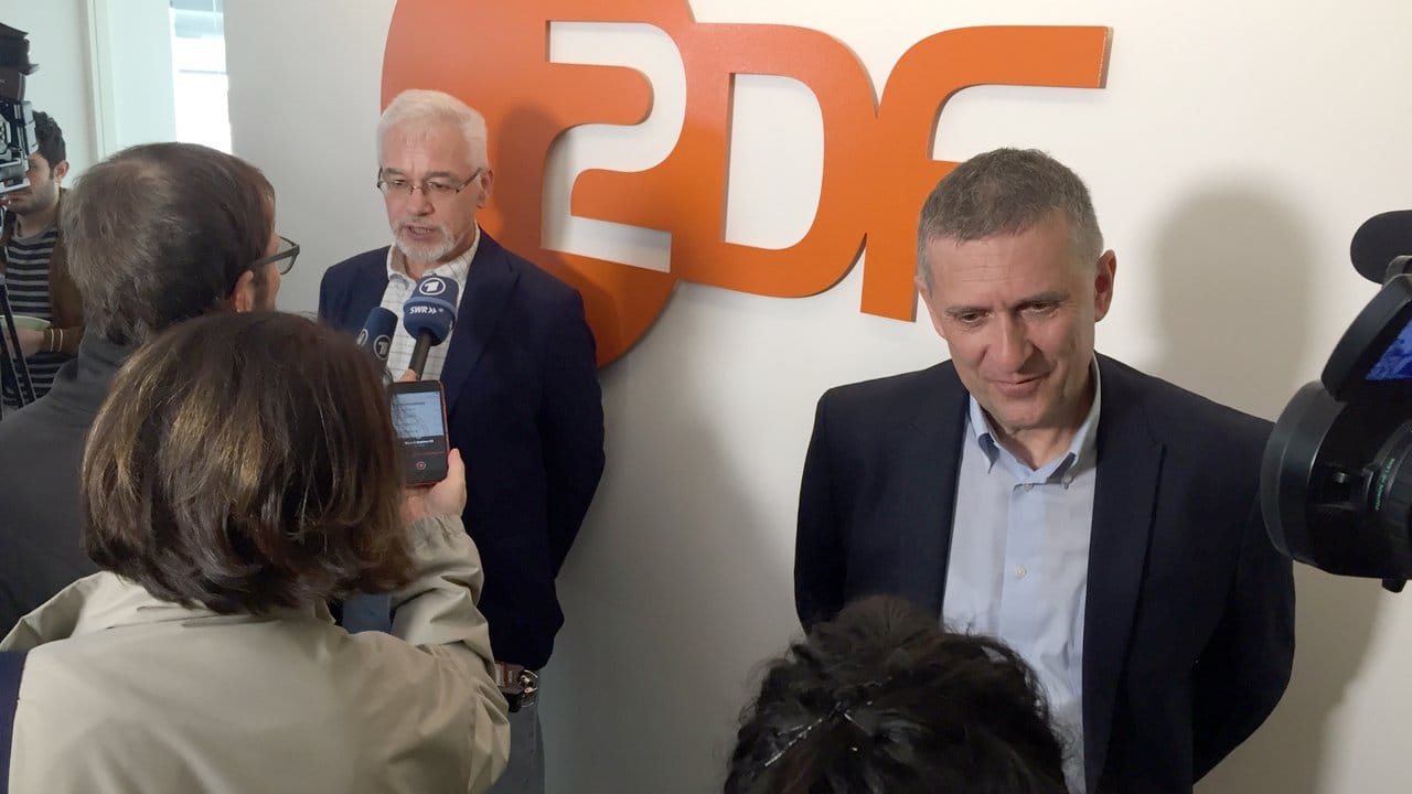 Jörg Brase, ZDF-Korrespondent (r), und Thomas Seibert (l), Reporter des "Tagesspiegel", geben kurz vor ihrer Ausreise aus der Türkei im ZDF-Studio in Istanbul eine Pressekonferenz. Jörg Brase, ZDF-Korrespondent (r), und Thomas Seibert (l), Reporter des "Tagesspiegel", geben kurz vor ihrer Ausreise aus der Türkei im ZDF-Studio in Istanbul eine Pressekonferenz.