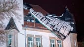 Sturmschäden auch in Sachsen: In Chemnitz deckte "Eberhard" Teile des Flachdaches eines Pflegeheims ab.