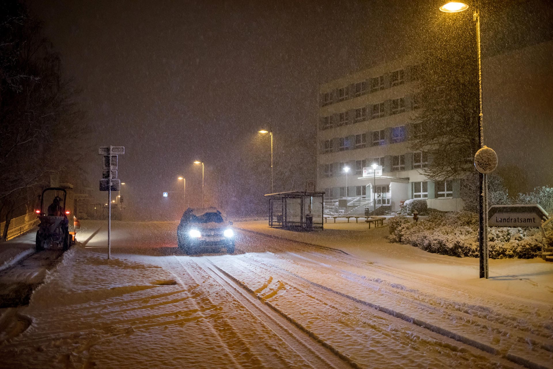 Thüringen, Ilmenau: Sturmtief "Eberhard" brachte nach starken Böen in der Nacht auch fallenden Temperaturen und Schnee.