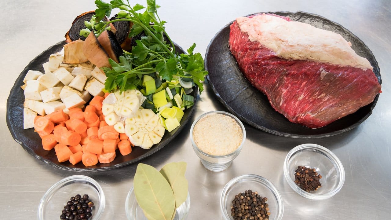 Rind, Karotten, Sellerie, Lauch, Knoblauch - das sind die Zutaten für eine Tafelspitz-Sülze.