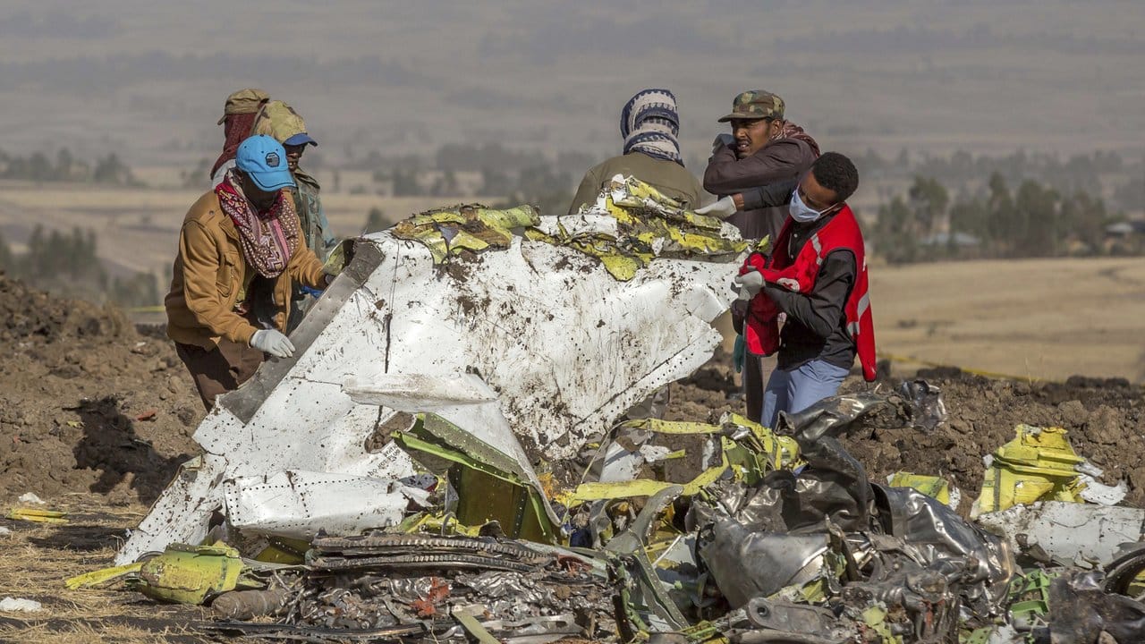 In Äthiopien begannen Experten mit der Identifizierung der Opfer und der Klärung der Unglücksursache.