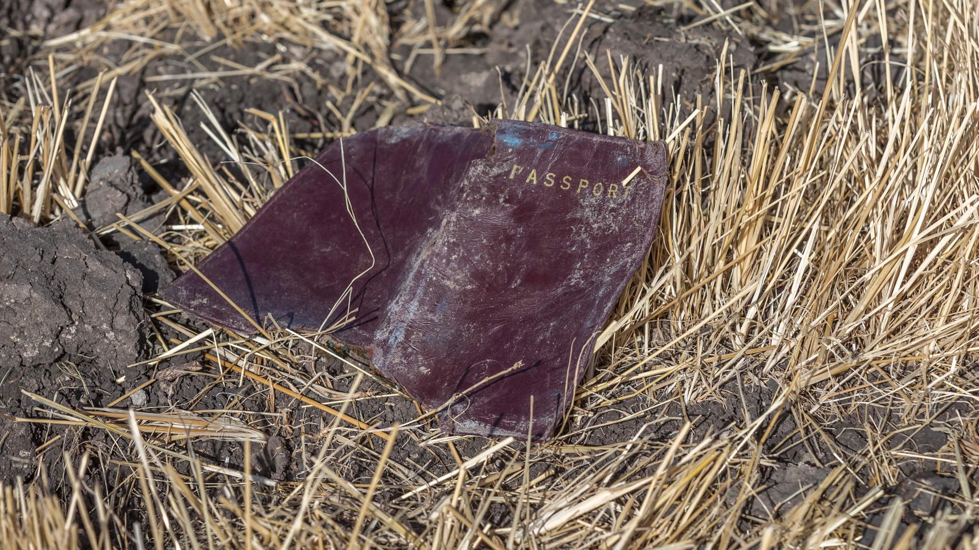 Der Reisepass eines Passagiers liegt an der Absturzstelle des Fluges 302 der Ethiopian Airlines in der Nähe von Bishoftu, südlich von Addis Abeba.