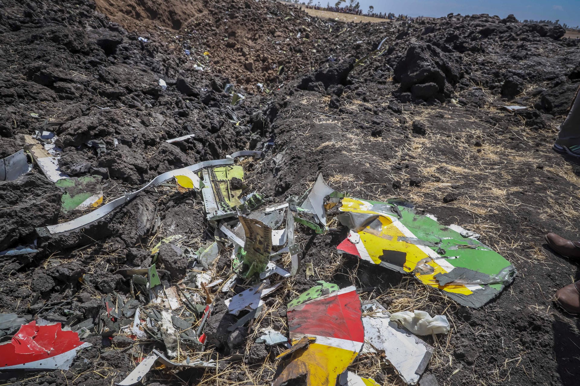 Inzwischen ist der Flugschreiber der verunglückten Maschine gefunden worden. Das berichtete Äthiopiens staatlicher Fernsehsender Fana. Ein Vertreter der Fluggesellschaft Ethiopian Airlines bestätigte dies und erklärte, die Blackbox sei ersten Erkenntnissen zufolge beschädigt.