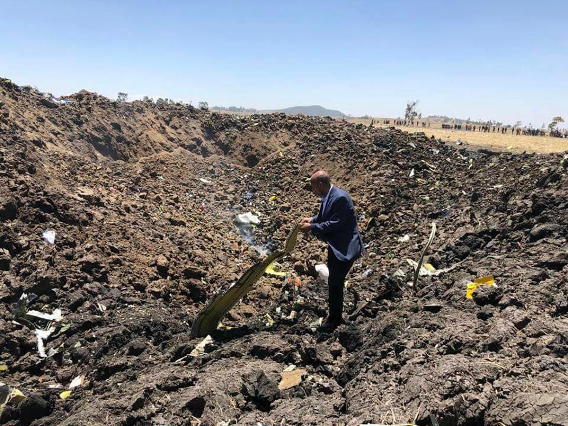 Auf diesem von der Ethiopian Airlines Facebookseite zur Verfügung gestellten Bild ist Tewolde Gebremariam, Vorstandsvorsitzender von Ethiopian Airlines, mit einem Trümmerteil am Absturzort zu sehen.