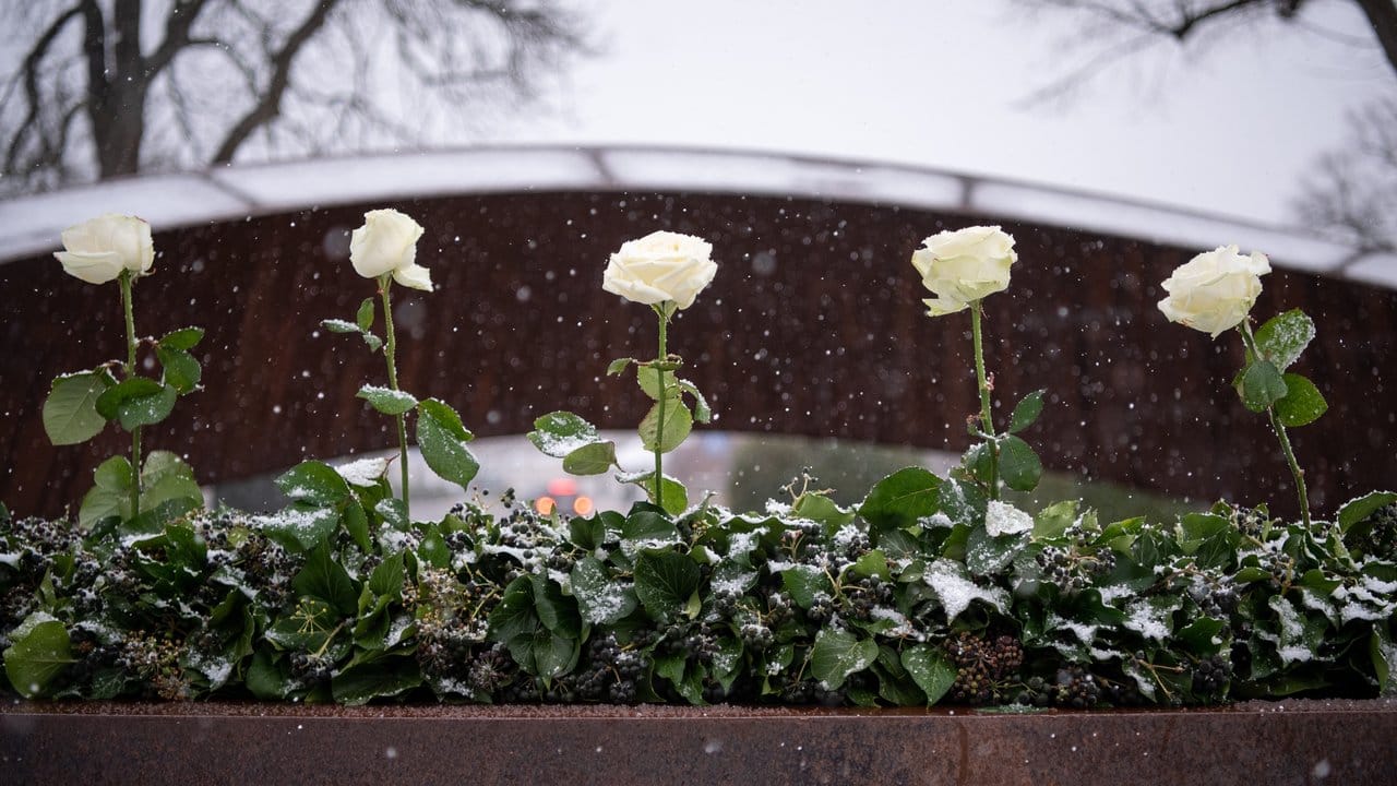 Rosen stehen während der Gedenkfeier zum 10.