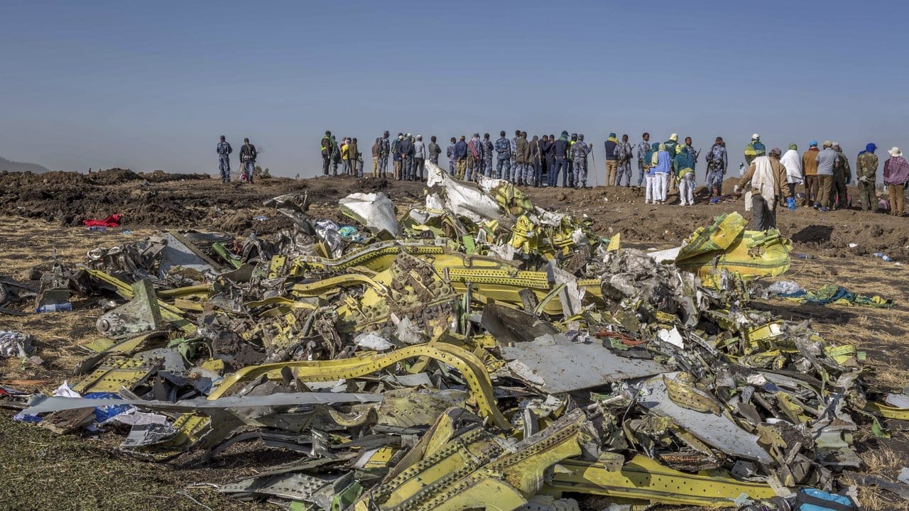 Überreste des Flugzeugwracks der Ethiopian Airlines werden am Absturzort gesammelt.