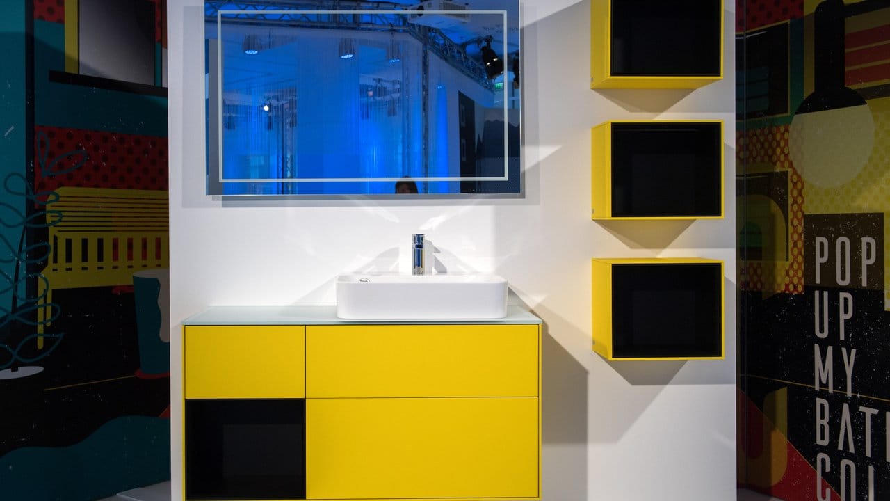 Strahlende Farben als Akzent zu Schwarz: Gelbe Schränke schmücken das Badezimmer Coloured in der Ausstellung Pop up my Bathroom auf der ISH in Frankfurt/Main.