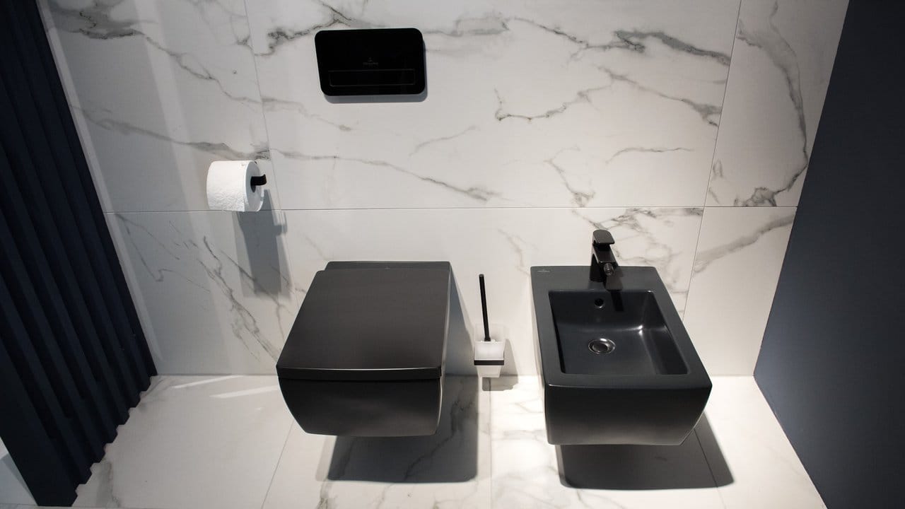 Die schwarze Toilette und das gleichfarbige Bidet von Villeroy & Boch sollen laut Trendexperten in den nächsten Jahren immer beliebter werden.