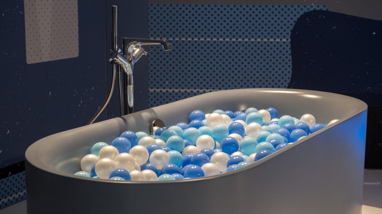Die Firma Bette zeigt in der Trendausstellung der Messe die Badewanne BetteLux Oval Silhouette in Pastellblau.
