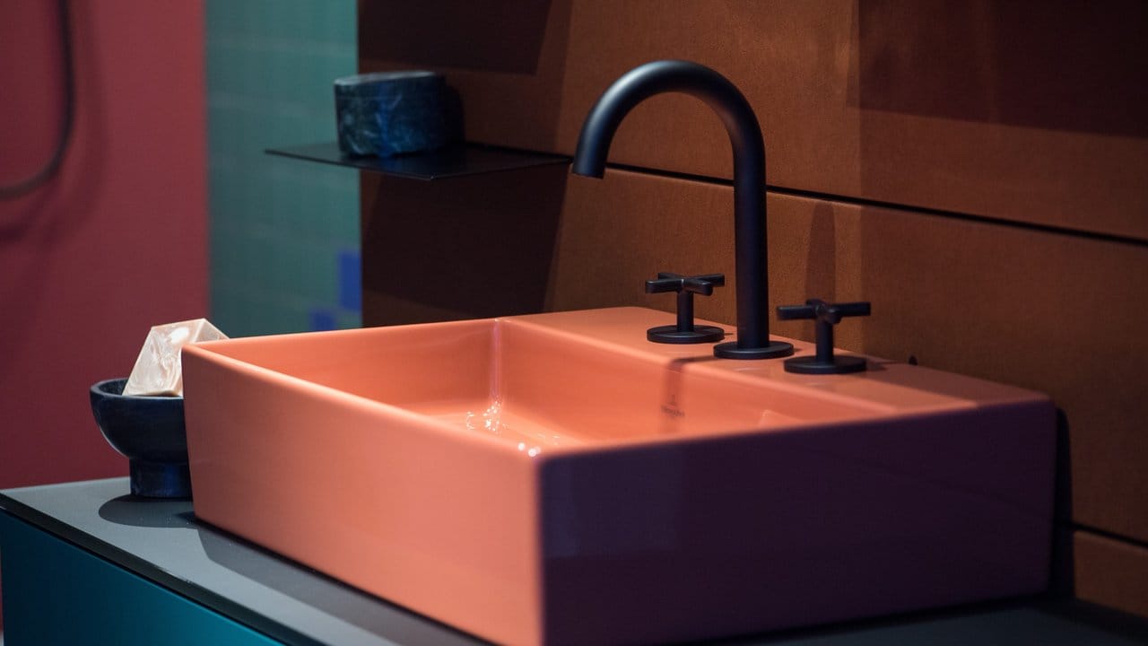 Auch Waschbecken werden in kräftigen Farben auf der ISH in Frankfurt präsentiert - wie dieses lachsfarbene Modell von Villeroy & Boch, designt von Gesa Hansen.