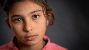 Hala ist 11 Jahre alt, sie konnte wegen des Syrien-Konflikts zwei Jahre nicht zur Schule gehen. "Alles, an was ich mich erinnere, ist der Krieg", sagt Hala zu Unicef. "Ich hatte solche Angst, früher fielen regelmäßig Bomben um unser Haus herum."