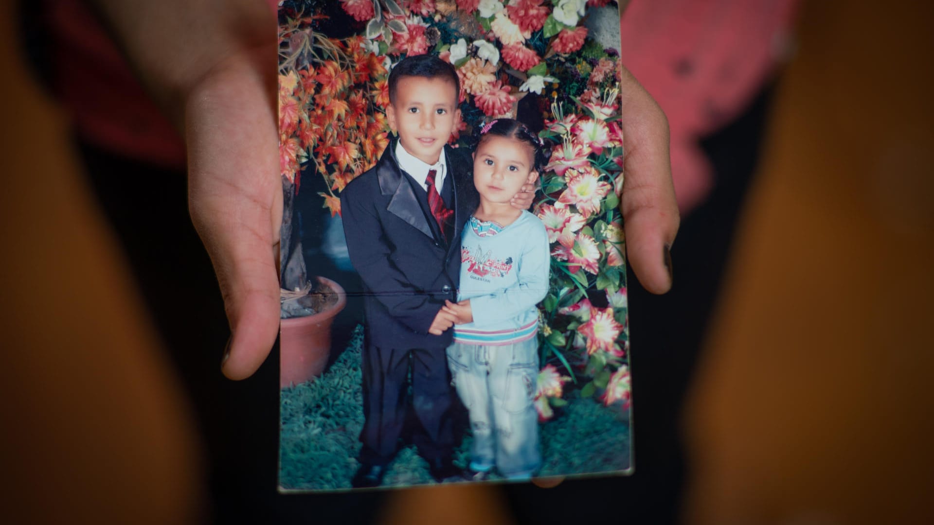 Besonders wichtig sind ihr ihre Fotos: "Mein Lieblingsbild ist das von mir und meinem Bruder. Es war ein Freitag. Meine Mama hat mich schick angezogen für das Freitagsgebet, dann sind wir auf den Markt gegangen und anschließend in ein Restaurant. Hinterher waren wir in einem Fotostudio und haben das Foto gemacht."