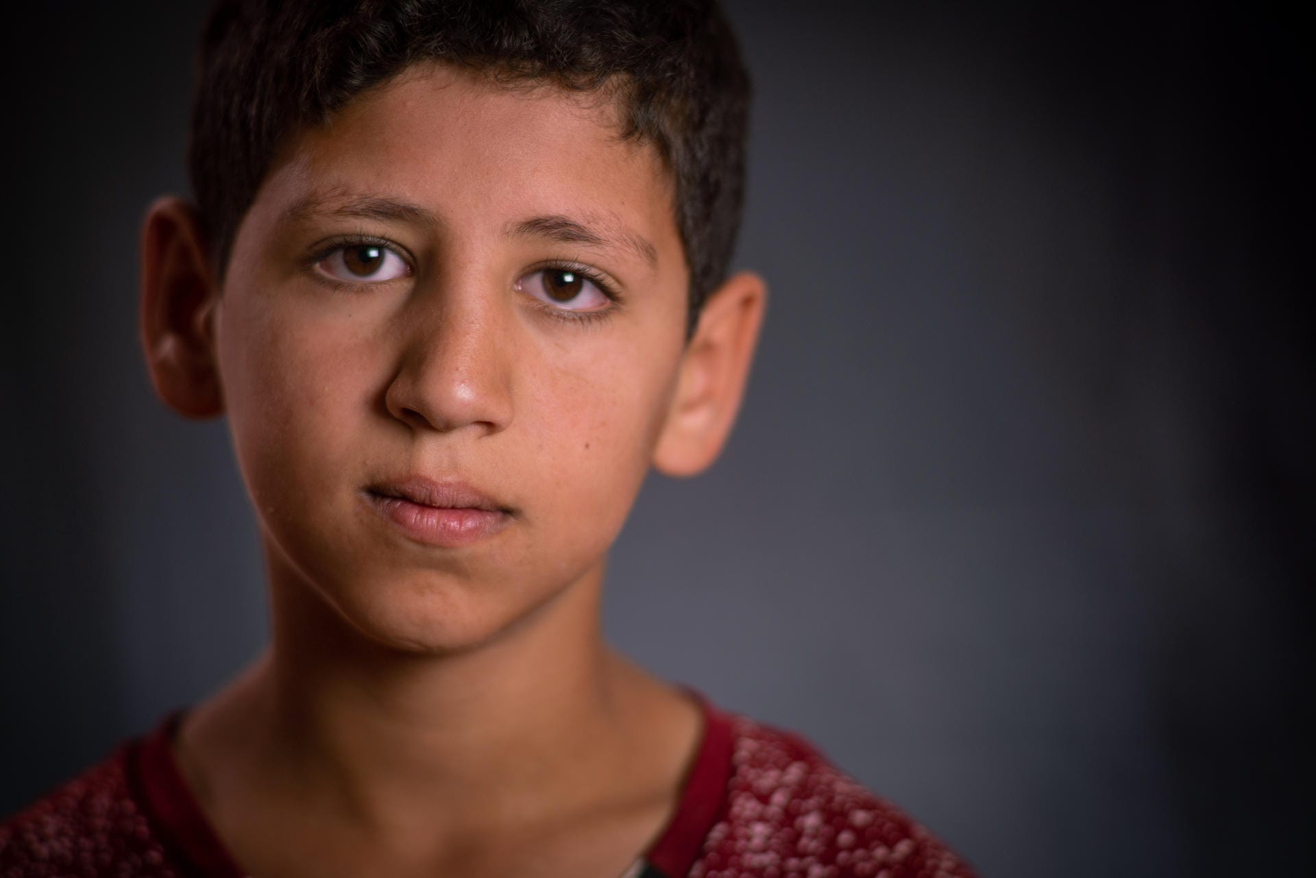 Jetzt geht Qusai im Flüchtlingslager zur Schule: "Ich werde diesen Schulranzen für immer behalten. Ich werde meinen Kindern sagen, dass mein Vater ihn mir gegeben hat und ich ihn all die Jahre aufbewahrt habe, um ihn euch zu zeigen."