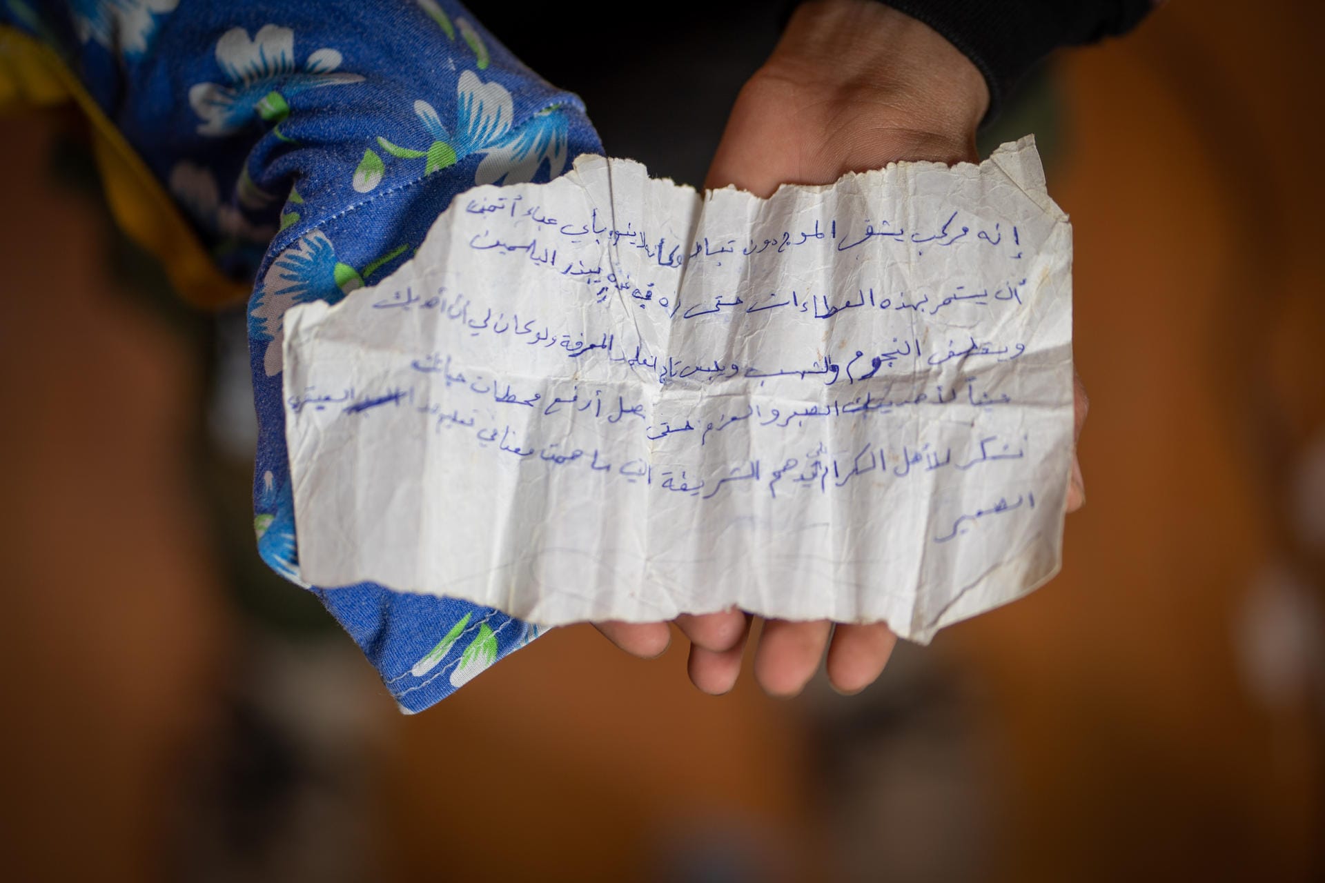 Auf diesem handgeschriebenen Zettel wird der heute 14-jährige Hamza als besonders guter Schüler bezeichnet. Hamza erhielt die Notiz von seinem Lehrer in Syrien. "Es ist wichtig für mich, den Zettel zu behalten, weil er mich daran erinnert, dass ich der beste Schüler meiner Klasse war."