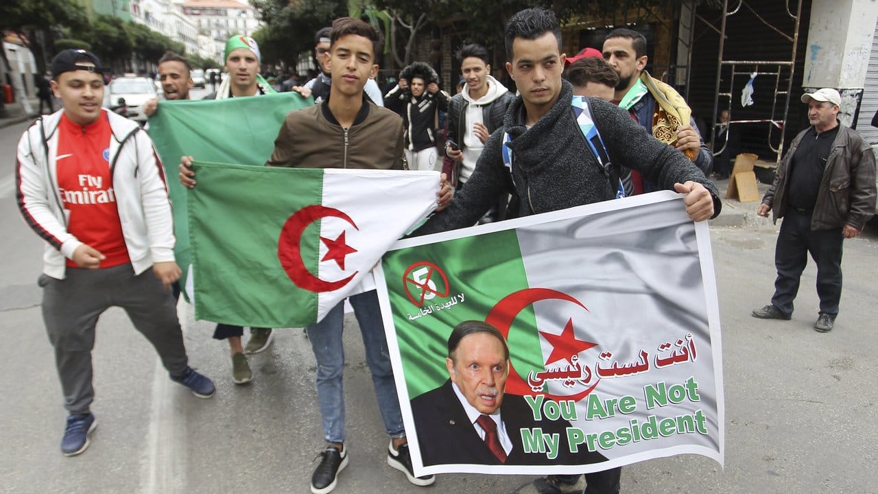 Vor allem junge Algerier sperrten sich gegen eine Wiederwahl des alten und schwer kranken Präsidenten.