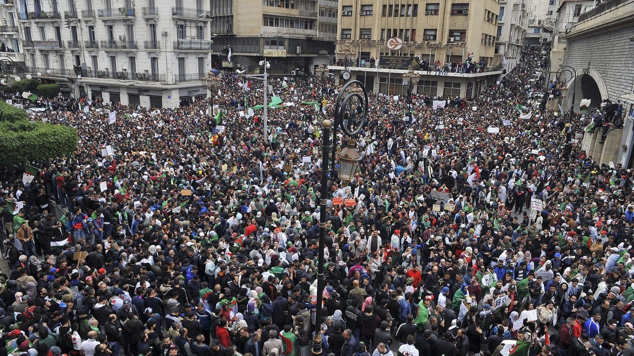 Die Proteste gegen Bouteflika hatten immer mehr enttäuschte und wütende Algerier auf die Straße getrieben.