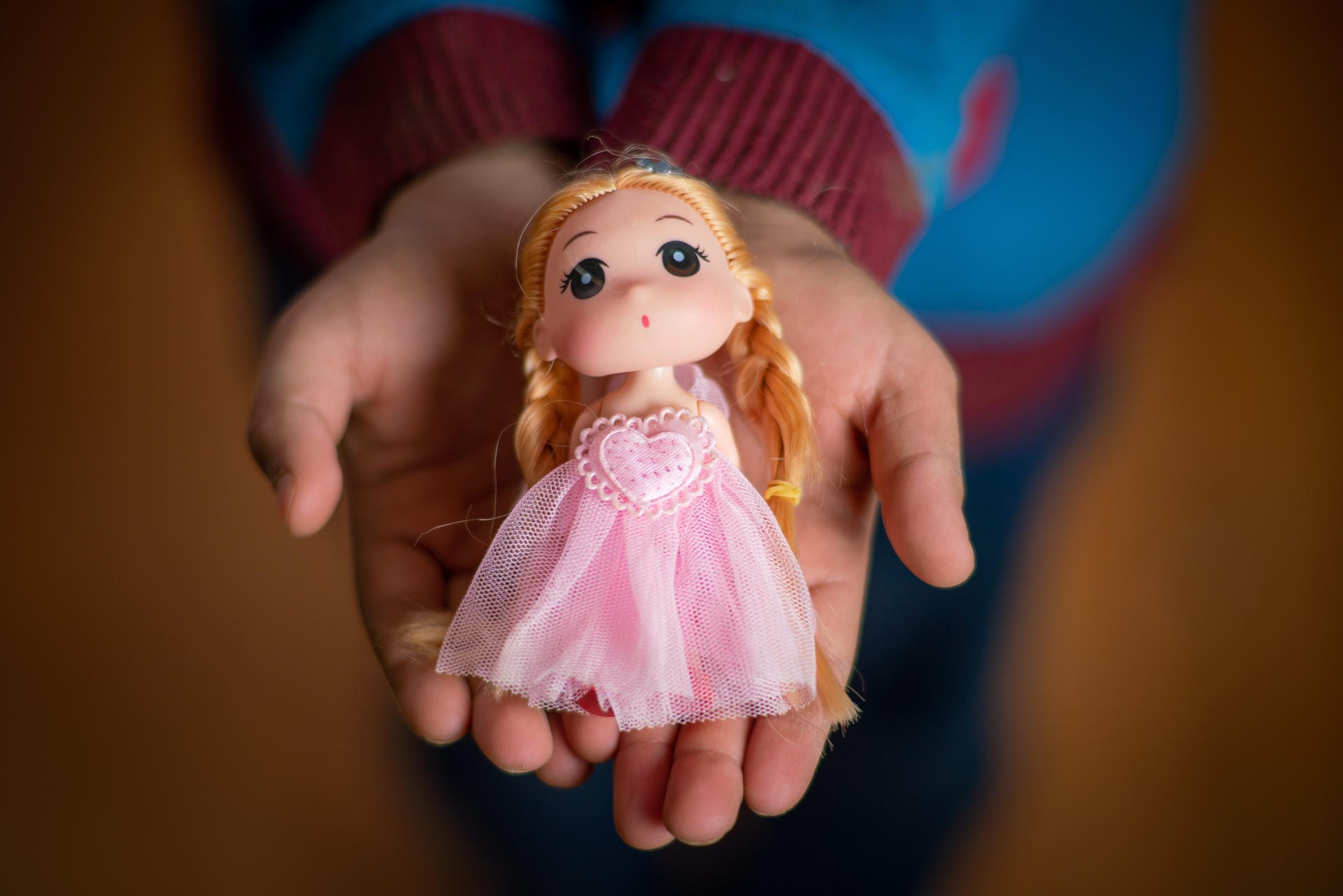"Dieses Spielzeug ist aus Syrien. Ihr Name ist Farah." Yara erhielt die Puppe von ihrem Vater zum Geburtstag, erzählt die Zehnjährige Unicef.