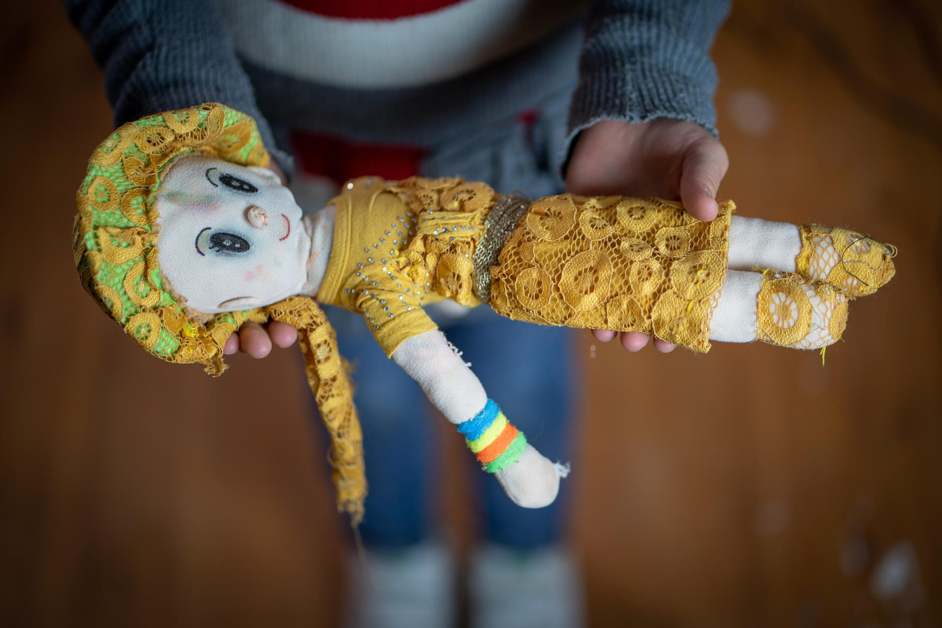 Die dreizehnjährige Iman brachte aus Syrien ihre Puppe "Lulu" mit: "Meine Mama hat sie mir geschenkt", sagt Iman Unicef. "Als der Krieg begann, fielen Schüsse. Ich umarmte Lulu dann und fühlte mich sicher."