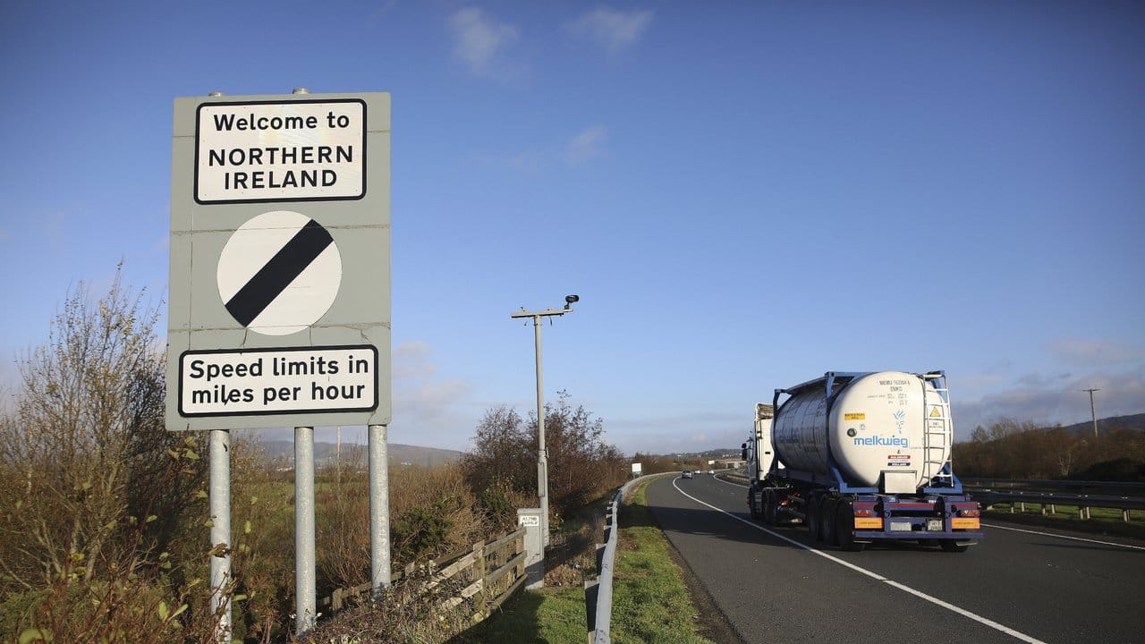 Zurzeit nur ein unauffälliges Schild: die Grenze zwischen Nordirland und der Republik Irland.