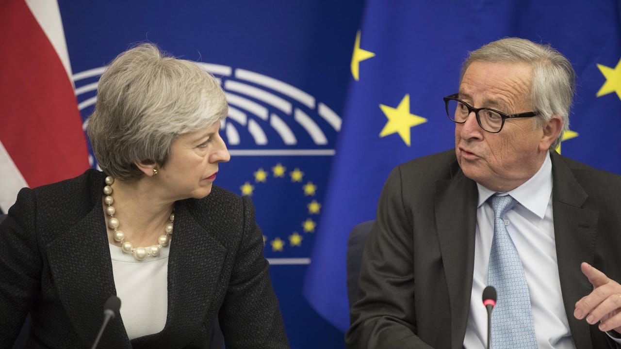 Theresa May und Jean-Claude Juncker geben am 11.