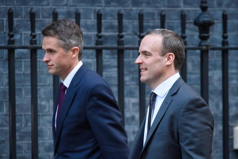 Unzufrieden: Am 13. November 2018 verkündet die britische Regierung die Einigung auf einen Vertragsentwurf. Kurz darauf treten vier Minister aus Mays Kabinett zurück – darunter Brexit-Minister Dominic Raab (rechts). Die EU verabschiedet das Abkommen am 25. November.